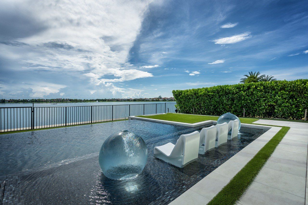 Sun shelf with in-water loungers and bubblers